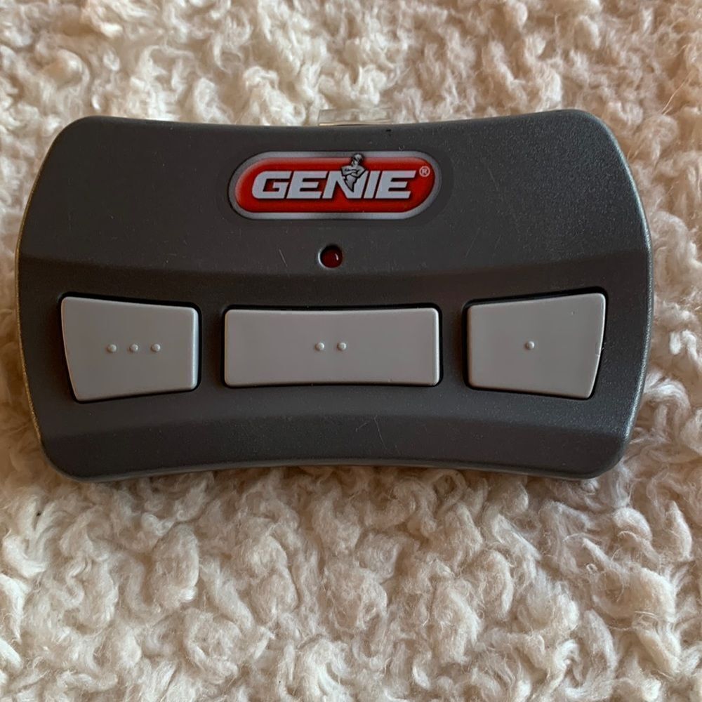 Pre-owned‎ OEM Genie GITR-3 (3-Button) Overhead Garage Door Opener Remote GITR-3